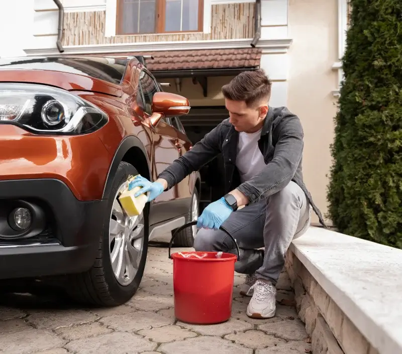 Lavage auto à domicile Villerbon : professionnel intervenant sur un véhicule